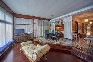 een woonkamer met een bank en een eetkamer bij Villa meridiana in Lierna