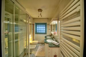 een badkamer met twee wastafels en twee toiletten bij Villa meridiana in Lierna +34 foto's