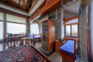 een woonkamer met een houten kast en een tafel bij Villa meridiana in Lierna