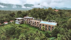 une vue aérienne d'un complexe hôtelier dans la jungle dans l'établissement Varivana Resort Koh Phangan, The Centara Collection, à Thongsala