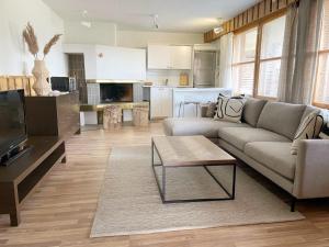 Una sala de estar con un sofá y una mesa de café. en Vanhan Karhun Huoneistot, en Ruka 20 fotos más