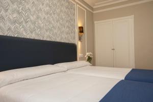 Postel nebo postele na pokoji v ubytování Hotel Corona de Castilla Burgos