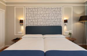 Postel nebo postele na pokoji v ubytování Hotel Corona de Castilla Burgos