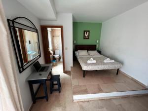 Postel nebo postele na pokoji v ubytování Hostal El Olivo