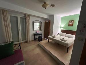 Postel nebo postele na pokoji v ubytování Hostal El Olivo