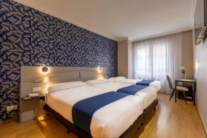 Postel nebo postele na pokoji v ubytování Hotel Corona de Castilla Burgos