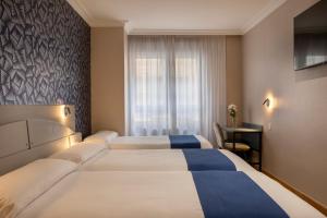 Postel nebo postele na pokoji v ubytování Hotel Corona de Castilla Burgos