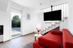 Μια τηλεόραση ή/και κέντρο ψυχαγωγίας στο ARIEL A4, quiet area only 2 Km from the beach