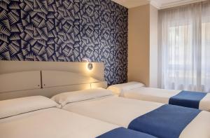 Postel nebo postele na pokoji v ubytování Hotel Corona de Castilla Burgos