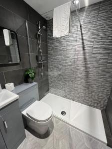 The Globe Apartments的一间浴室