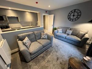 科克茅斯The Globe Apartments的带两张沙发的客厅和厨房