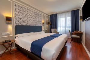 Postel nebo postele na pokoji v ubytování Hotel Corona de Castilla Burgos