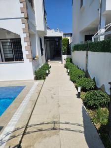 una acera frente a una casa con piscina en Villa à Turgutreis, en Bodrum City