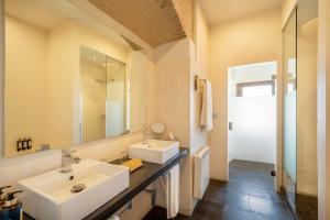 Bilik mandi di Áurea Convento Capuchinos by Eurostars Hotel Company