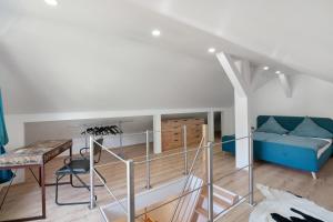 ein Wohnzimmer mit einem blauen Sofa und einem Tisch in der Unterkunft Appartment Antilope im Würmtal in Gräfelfing