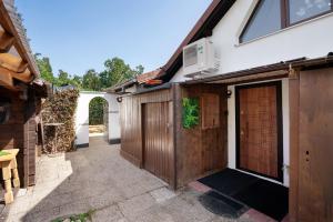 ein Haus mit einem Holztor und einer Garage in der Unterkunft Appartment Antilope im Würmtal in Gräfelfing