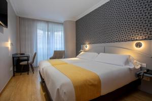 Postel nebo postele na pokoji v ubytování Hotel Corona de Castilla Burgos