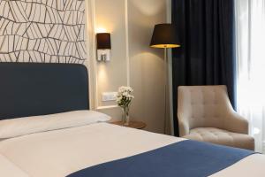 Postel nebo postele na pokoji v ubytování Hotel Corona de Castilla Burgos