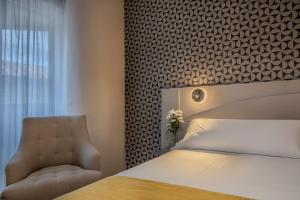 Postel nebo postele na pokoji v ubytování Hotel Corona de Castilla Burgos