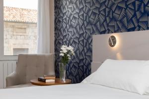 Postel nebo postele na pokoji v ubytování Hotel Corona de Castilla Burgos