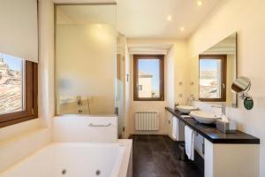 Bilik mandi di Áurea Convento Capuchinos by Eurostars Hotel Company