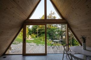 Taman di luar A-frame Forest Nest