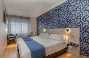 Postel nebo postele na pokoji v ubytování Hotel Corona de Castilla Burgos