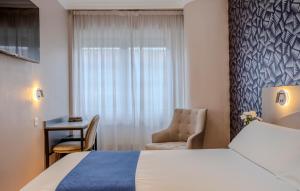 Postel nebo postele na pokoji v ubytování Hotel Corona de Castilla Burgos
