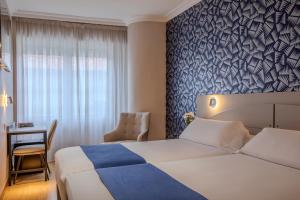 Postel nebo postele na pokoji v ubytování Hotel Corona de Castilla Burgos