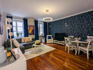 TV a/nebo společenská místnost v ubytování Bella Luna Luxury Suites - Spacious 1BR in Old Town