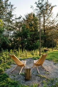 Taman di luar A-frame Forest Nest