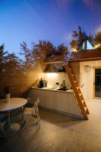 Balkoni atau teres di A-frame Forest Nest