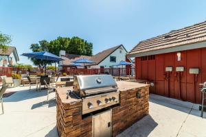 a outdoor kitchen with a grill on a patio at Metro PHX 1bd Exterior Entry with heated pool, bbq, dog park, bbq PETS ALLOWED in Phoenix