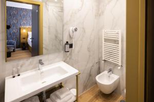 Koupelna v ubytování Mavi Luxury Suites