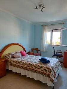 un dormitorio con una cama y una ventana en Apartamentos San Miguel 2, en Almerimar