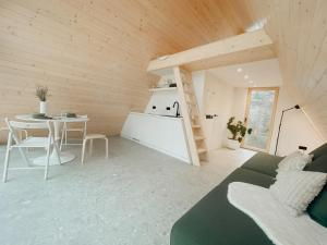 Ruang duduk di A-frame Forest Nest