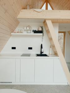 Dapur atau dapur kecil di A-frame Forest Nest