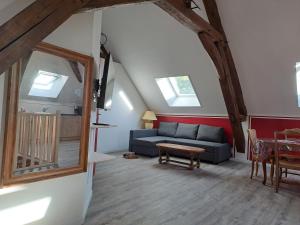 salon z kanapą i stołem w obiekcie Kilomètre 99 w mieście Pont-sur-Yonne