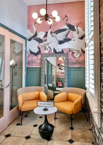 Una sala de estar con dos sillas y un espejo. en Broadway Penthouse Above Live Music & Bars, en Nashville
