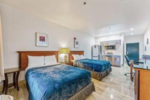 a hotel room with two beds and a kitchen at Metro Extended Stays - Tempe - 2 Full Beds in Tempe +20 photos