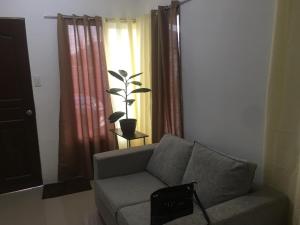 Posezení v ubytování 2BR Whole House Transient for Rent