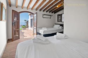 Ένα ή περισσότερα κρεβάτια σε δωμάτιο στο Luxury Sea View Villa with Optional privat Heated Pool +36 φωτογραφίες