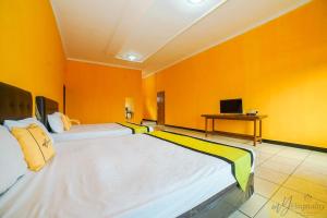 TV a/nebo společenská místnost v ubytování Artana Hotel Pangalengan by My Hospitality