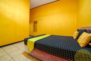 Postel nebo postele na pokoji v ubytování Artana Hotel Pangalengan by My Hospitality