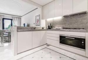 Galeri foto FIRST CLASS 3BR Elegant Palazzo Versace Suite di Dubai