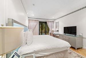 Galeri foto FIRST CLASS 3BR Elegant Palazzo Versace Suite di Dubai