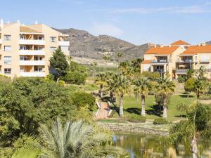 eine Apartmentanlage mit Palmen und einer Wasserfläche in der Unterkunft Cubo's Apartment Sol Andalusi in Alhaurín de la Torre
