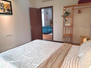 une chambre avec un lit et un salon dans l'établissement Sunshine villa, à Ấp Long Hồ Hạ