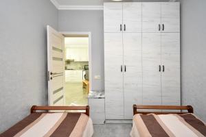 2 camas en un dormitorio con armarios blancos en Jrvezh Family House, en Jrvezh 30 fotos más