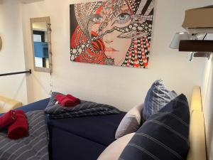 una sala de estar con un sofá azul y una pintura en Winzerhäusle Meersburg, en Meersburg 22 fotos más